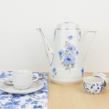 Cafetera de porcelana de Limoges con flores azules