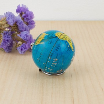 Llavero con forma de globo terráqueo