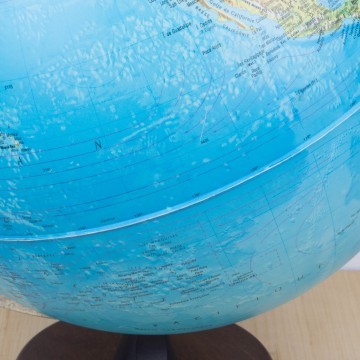 Globo terráqueo físico y político, años 90, iluminado