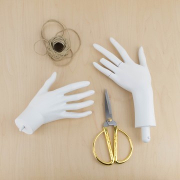 Manos de maniquí viejas en blanco