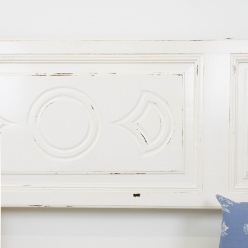Cabecero blanco a partir de puerta recuperada