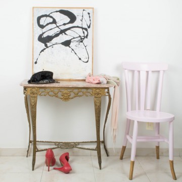 Consola de metal dorado y mármol rosa