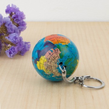 Llavero con forma de globo terráqueo