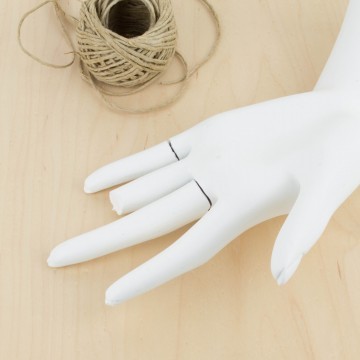 Manos de maniquí viejas en blanco