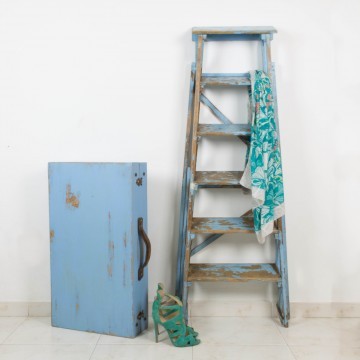 Escalera francesa de pintor azul