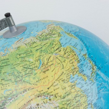 Globo terráqueo físico y político, años 90, iluminado
