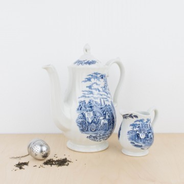 Tetera y lechera inglesas en porcelana blanca y azul