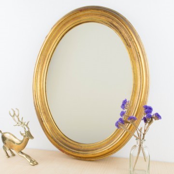 Pequeño espejo ovalado y dorado