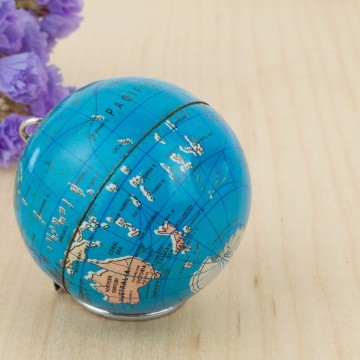 Llavero con forma de globo terráqueo