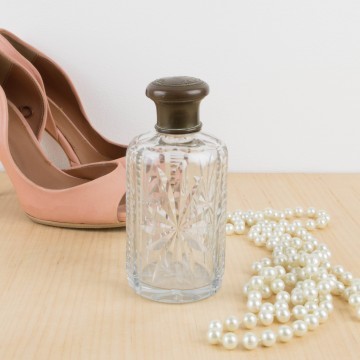 Botella de tocador de cristal tallado
