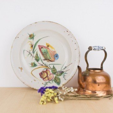 Plato o fuente antigua con mariposa