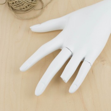 Manos de maniquí viejas en blanco