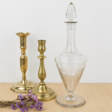 Antigua botella de licor tallada