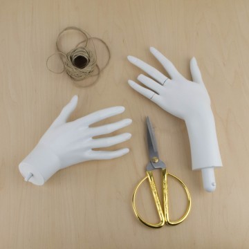Manos de maniquí viejas en blanco