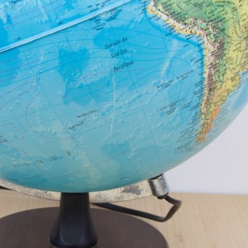 Globo terráqueo físico y político, años 90, iluminado