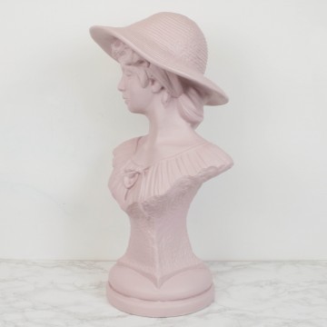 Busto clásico de chica con sombrero