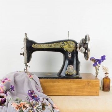 Antigua máquina de coser Singer con pie expositor