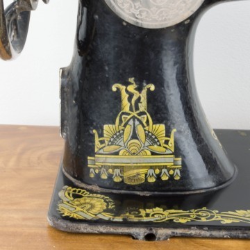 Antigua máquina de coser Singer con pie expositor