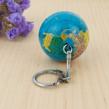 Llavero con forma de globo terráqueo
