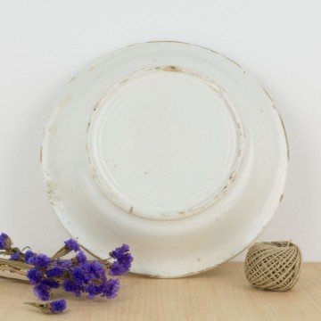 Plato o fuente antigua con flores violetas