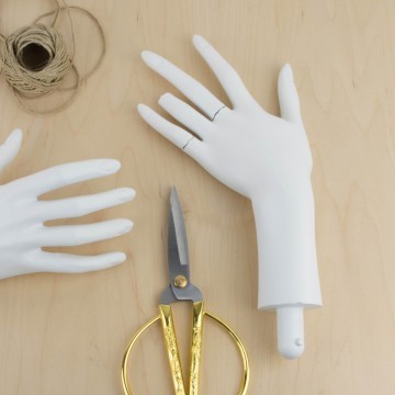 Manos de maniquí viejas en blanco