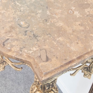 Consola metal dorado y sobre de mármol marrón con fósiles