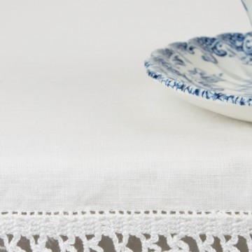 Pequeño mantel artesanal blanco