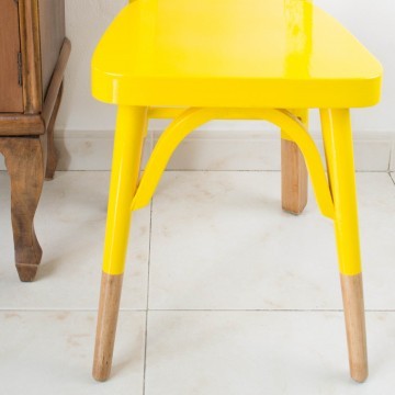 Antigua silla escolar restaurada en amarillo