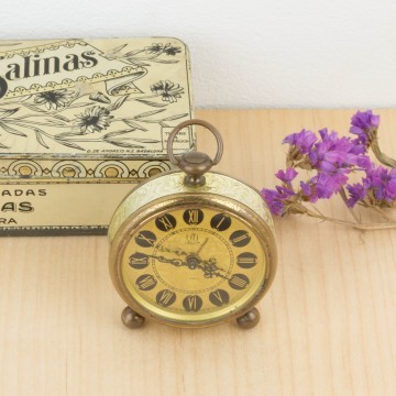 Antiguo reloj despertador dorado