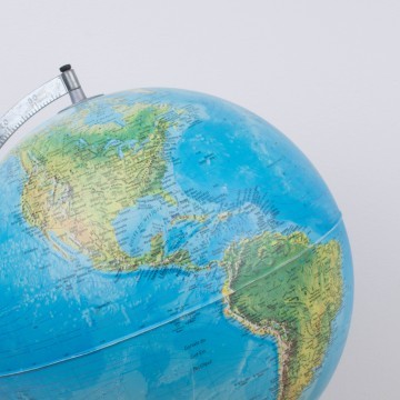 Globo terráqueo físico y político, años 90, iluminado
