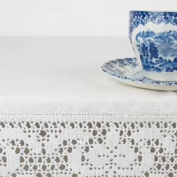 Pequeño mantel artesanal blanco
