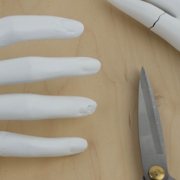 Manos de maniquí viejas en blanco