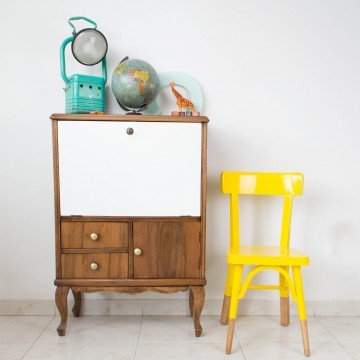 Antigua silla escolar restaurada en amarillo