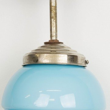 Pequeña lámpara de cristal opalino azul