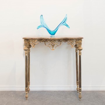 Consola metal dorado y sobre de mármol marrón con fósiles