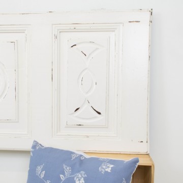 Cabecero blanco a partir de puerta recuperada