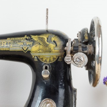 Antigua máquina de coser Singer con pie expositor