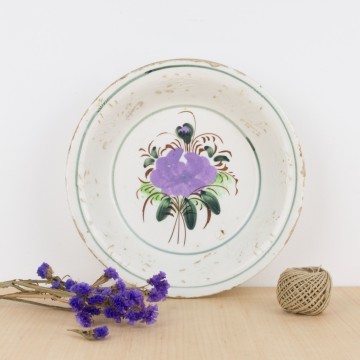 Plato o fuente antigua con flores violetas