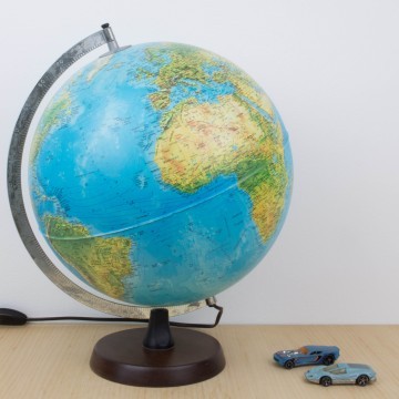 Globo terráqueo físico y político, años 90, iluminado