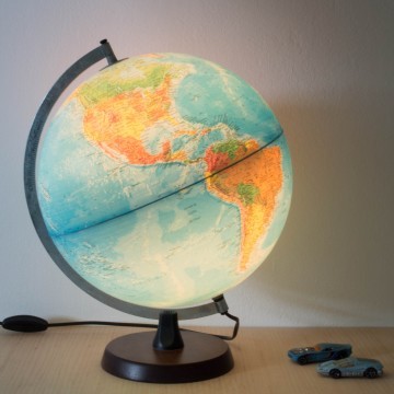 Globo terráqueo físico y político, años 90, iluminado