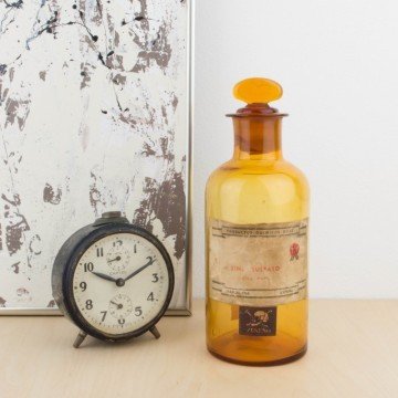 Antigua botella de farmacia con etiquetas originales