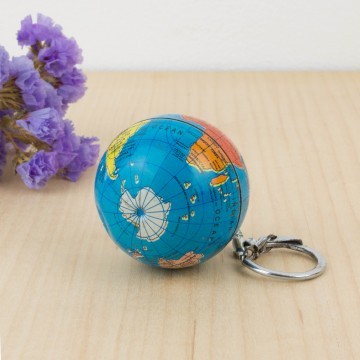 Llavero con forma de globo terráqueo