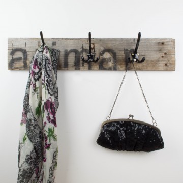 Colgador negro de madera recuperada