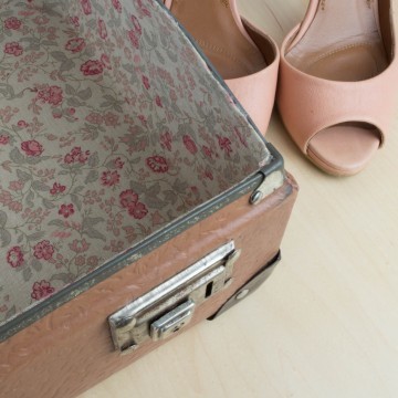 Pequeña maleta vintage de cartón