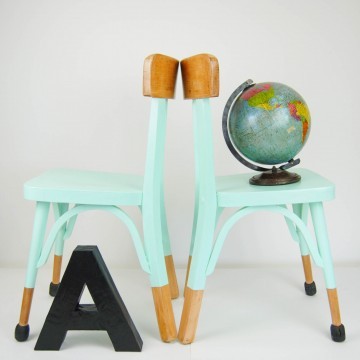 Pareja de sillas escolares