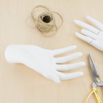 Manos de maniquí viejas en blanco