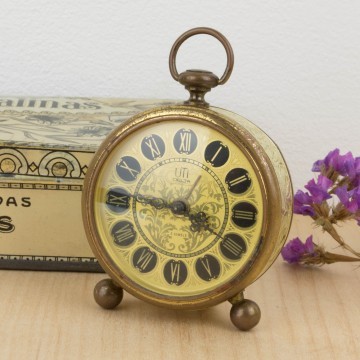 Antiguo reloj despertador dorado