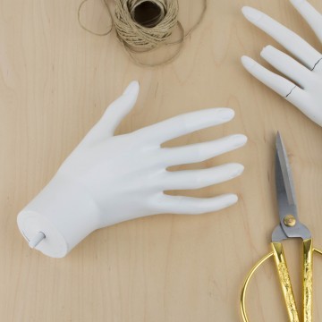 Manos de maniquí viejas en blanco