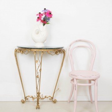 Pequeña consola dorada con mármol verde