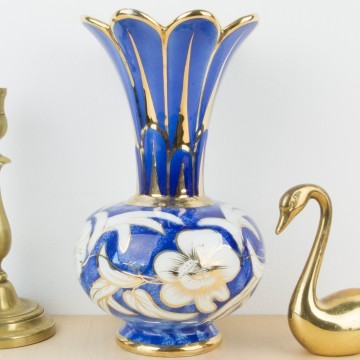Jarrón de cerámica azul y dorado